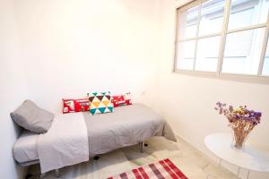 A bed or beds in a room at MalagaUrbanRooms - Beach & Sea