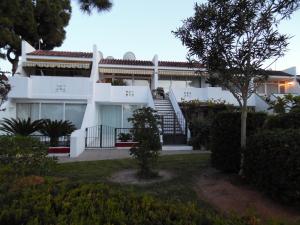 阿爾庫迪亞的住宿－Apartamento Silver Alcudia Blue，一座白色的房子,在院子里有楼梯