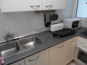 eine Küchentheke mit einer Spüle und einem Toaster in der Unterkunft Apartamento Silver Alcudia Blue in Alcúdia + 8 Fotos