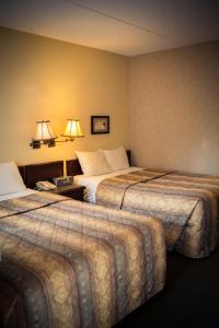 Postel nebo postele na pokoji v ubytování Langley Hwy Hotel