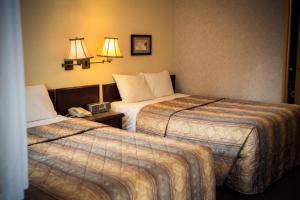 Postel nebo postele na pokoji v ubytování Langley Hwy Hotel