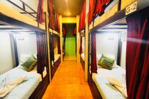 um corredor com três beliches num quarto em Town Hostel Mumbai - AC Dormitory em Mumbai