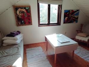 - une chambre avec une table et un canapé dans l'établissement Ynde Private Apartment, à Sölvesborg