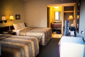 Postel nebo postele na pokoji v ubytování Langley Hwy Hotel