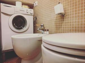 bagno con servizi igienici e lavatrice. di La Casetta a Matera