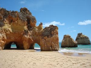un arco en las rocas en la playa en Alvor Retreat at Vila Marachique, en Alvor