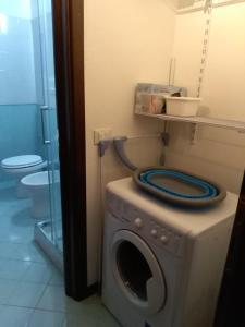 a washing machine with a blue toilet seat on top of it at Casa PAN (Percorso Arabo Normanno) in Palermo