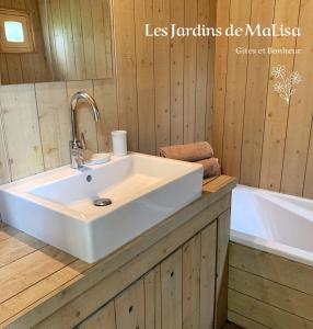 Et badeværelse på Les Jardins de MaLisa