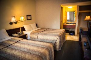 Postel nebo postele na pokoji v ubytování Langley Hwy Hotel