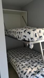 een stapelbed met een dekbed erop bij Primera linea poniente in Benidorm