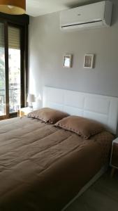 een groot bed in een slaapkamer met een raam bij Primera linea poniente in Benidorm