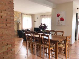 - une salle à manger et un salon avec une table et des chaises dans l'établissement La Magnanerie ***, à Vesseaux