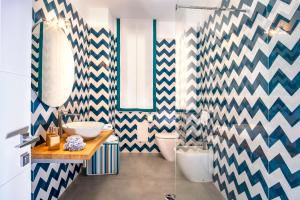 - Baño con 2 lavabos y 2 aseos en YourHome - Unica Luxury Apartment, en Castellammare di Stabia