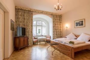 a living room with a couch and a tv at Gästehaus Musmann in Hannoversch Münden