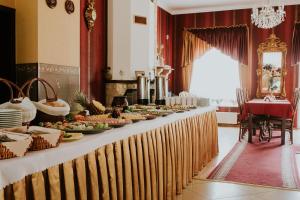 - une longue table avec de la nourriture dans une pièce dans l'établissement Sedna, à Jastrzębia Góra