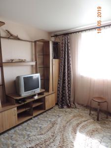 ソルタヴァラにあるDom in Krasnaya gorka с саунойのリビングルーム(テレビ、窓付)