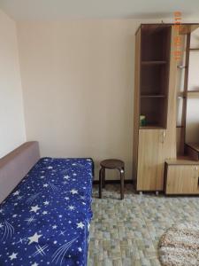 ソルタヴァラにあるDom in Krasnaya gorka с саунойのベッドルーム1室(ベッド1台、椅子1脚、キャビネット付)