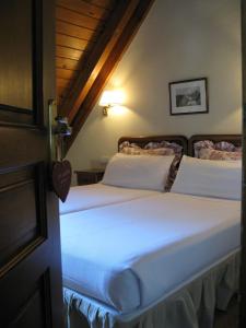 1 dormitorio con 2 camas con sábanas blancas en Besiberri, en Arties