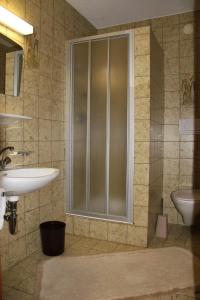 トリンスにあるHaus Maderのバスルーム(シャワー、洗面台、トイレ付)