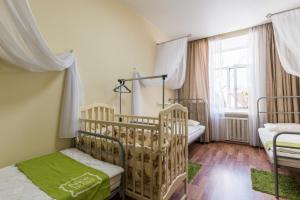 モスクワにあるNice Krasnye Vorotaの窓付きの客室で、二段ベッド2台が備わります。