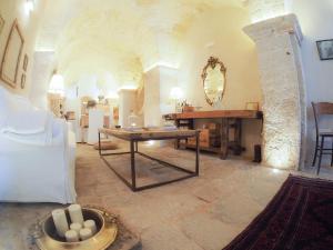 レヴェラーノにあるCasa Santa Caterinaの広いリビングルーム(テーブル、暖炉付)