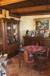 a dining room with a table and chairs at L'Uliveto in Reitano