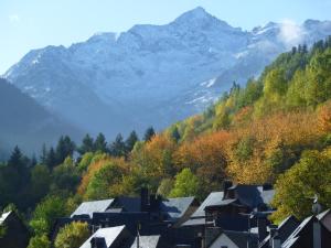 ein Dorf in den Bergen mit Bäumen und Häusern in der Unterkunft Besiberri in Arties