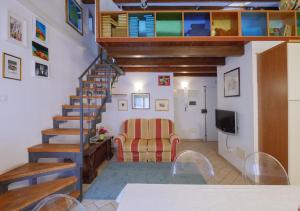 塞尼加利亞的住宿－Casa Snomata，客厅设有螺旋楼梯和沙发