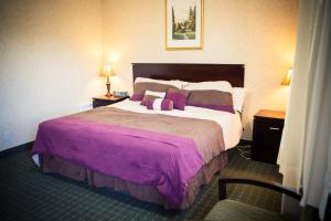Postel nebo postele na pokoji v ubytování Langley Hwy Hotel + 13 fotografií