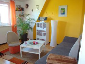 uma sala de estar com um sofá e uma mesa em Ferienwohnung Mebes em Polle