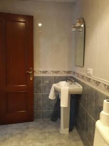 ein Badezimmer mit Waschbecken und Spiegel in der Unterkunft Vivienda Rural Alcazaba in Chipiona