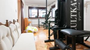 Un gimnasio con varias máquinas de correr en una habitación. en Apartament Bardzo Popularny, en Bolesławiec