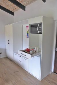 Кухня или мини-кухня в Marigot Palms Luxury Caribbean Apartment Suites
