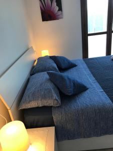 een slaapkamer met een bed met kussens erop bij Casavacanze estate 2 in San Benedetto del Tronto