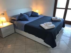 sypialnia z łóżkiem z dwoma ręcznikami w obiekcie Casavacanze estate 2 w mieście San Benedetto del Tronto