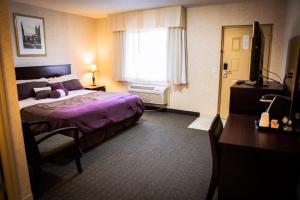 Giường trong phòng chung tại Langley Hwy Hotel