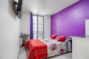 - une chambre violette avec un lit et une couverture rouge dans l'établissement Hotel Monte-Cristo, à Marseille