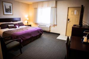 Postel nebo postele na pokoji v ubytování Langley Hwy Hotel