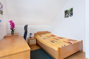 um quarto com uma cama, uma cómoda e uma cómoda. em Orchid room em Kranj