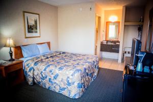 Postel nebo postele na pokoji v ubytování Langley Hwy Hotel