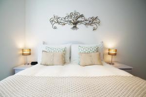 um quarto com uma grande cama branca e 2 candeeiros em Ocean Views 4 em Newquay