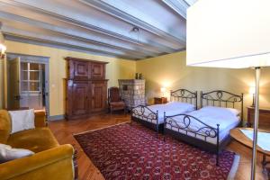 מיטה או מיטות בחדר ב-Magnifique maison vigneronne avec grand jardin