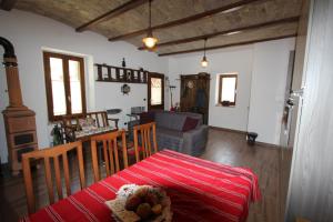 a living room with a table and a couch at Casa rustica in Cansano