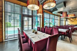 une salle à manger avec une grande table et des chaises violettes dans l'établissement Three Mountains Penthouse Apartment 647, à Razlog
