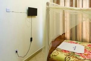 Кровать или кровати в номере Japs Motel Mbarara