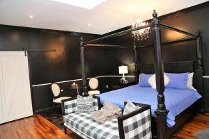 Tempat tidur dalam kamar di EMPIRE INN AND SUITES