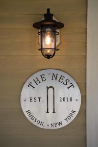 Certificat, premi, rètol o un altre document de Nest Hudson