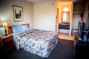 Postel nebo postele na pokoji v ubytování Langley Hwy Hotel