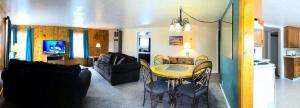 ein Wohnzimmer mit einem Tisch und einem Wohnzimmer in der Unterkunft Austin's Chuckwagon Motel in Torrey