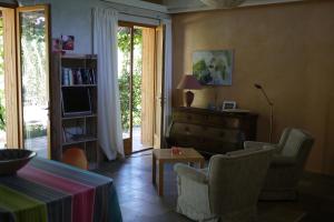 Festes-et-Saint-André的住宿－Vakantiehuisje Catharen gebied，客厅配有桌椅和电视。